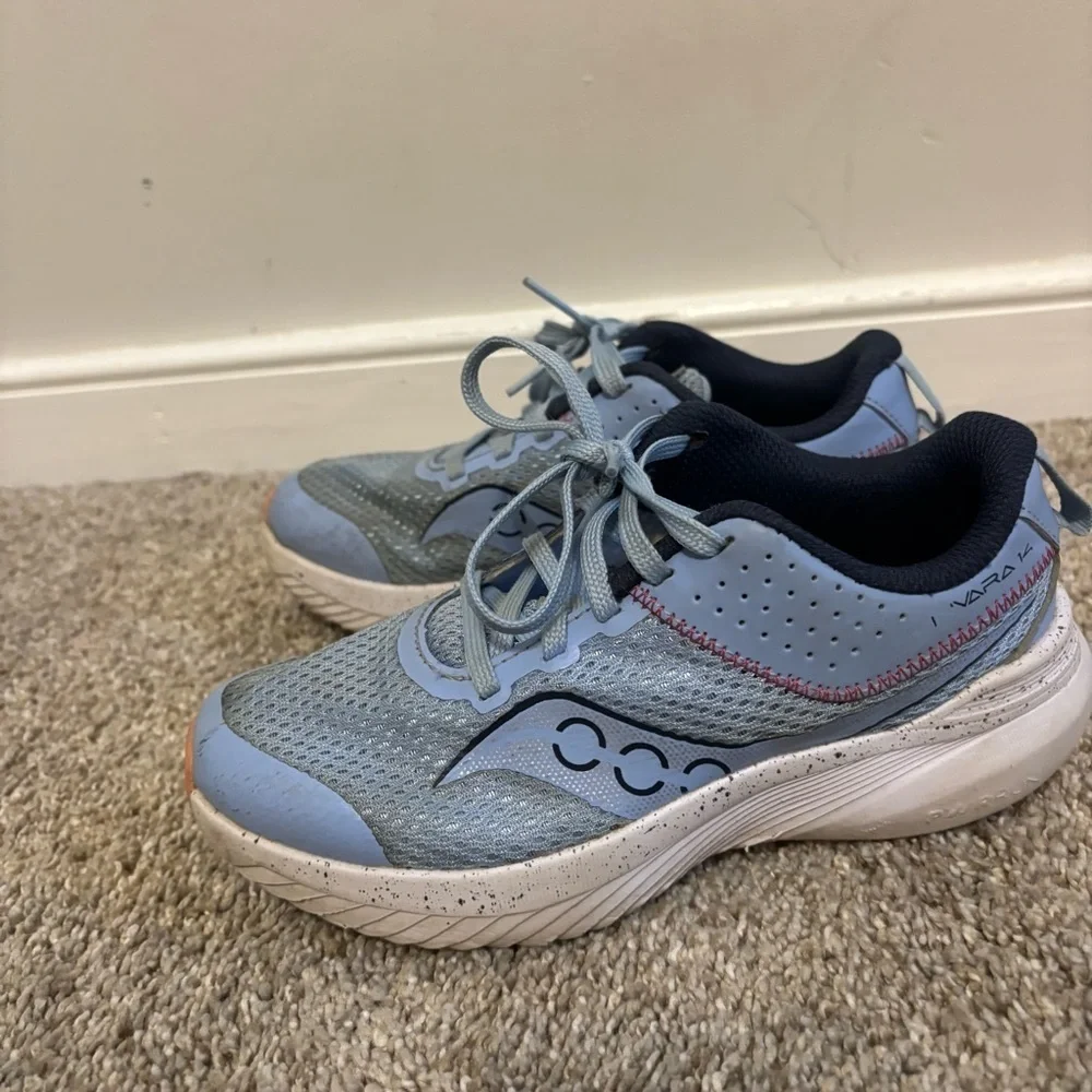 Girls Saucony Kinvara 14 Running Sneakers Size 13 Light Blue